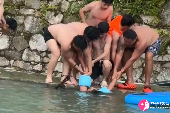 众人合力将男子拉起来